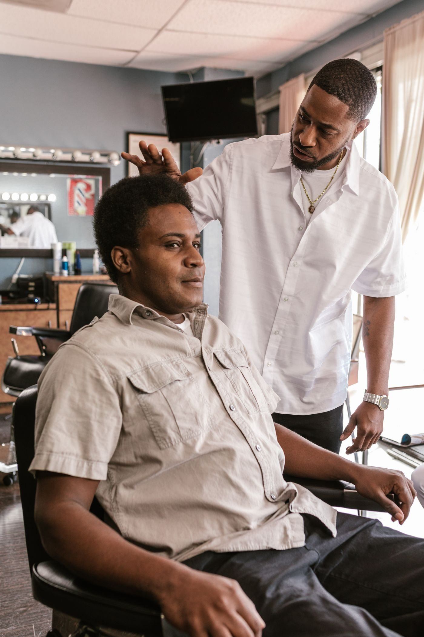 Barber styling hair — illustrative Pexels photograph