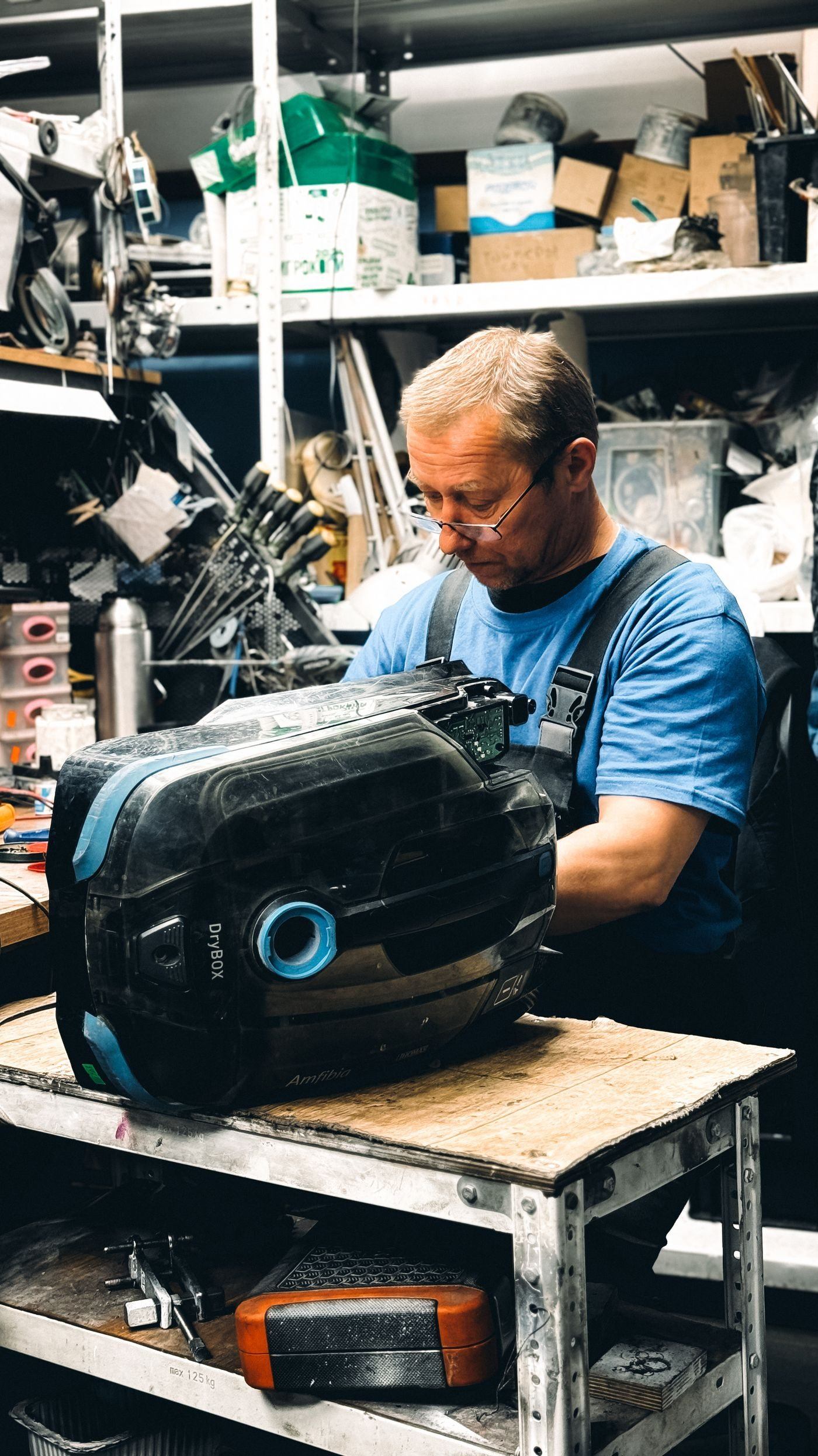 Technician repairing a vacuum cleaner — illustrative Pexels photograph