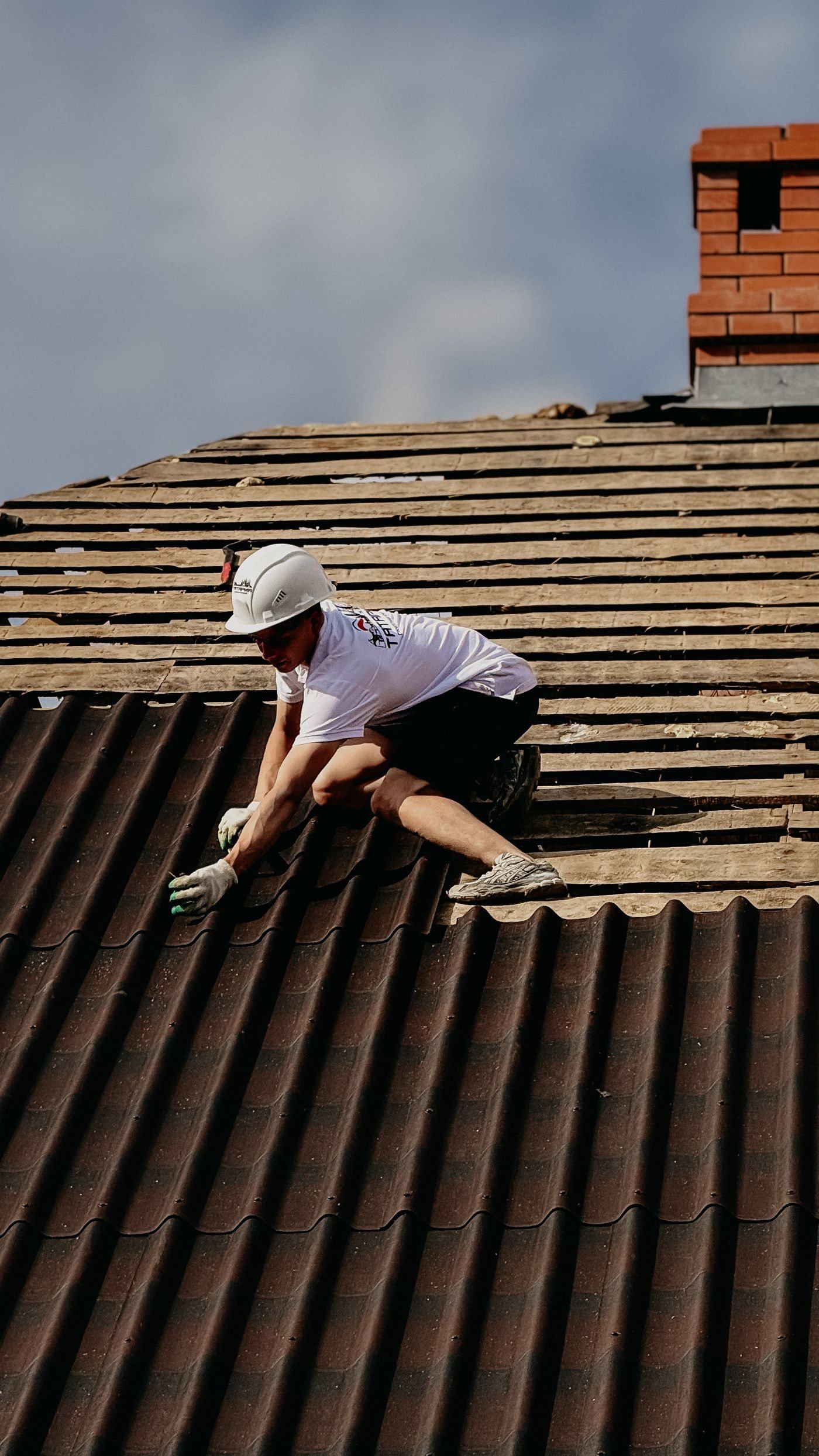 Roofer working on roof timbers — illustrative Pexels photograph